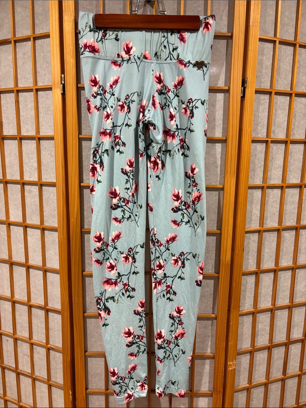 Cute Booty Lounge Floral High-Waist Leggings in Light Blue with Pink Blossoms